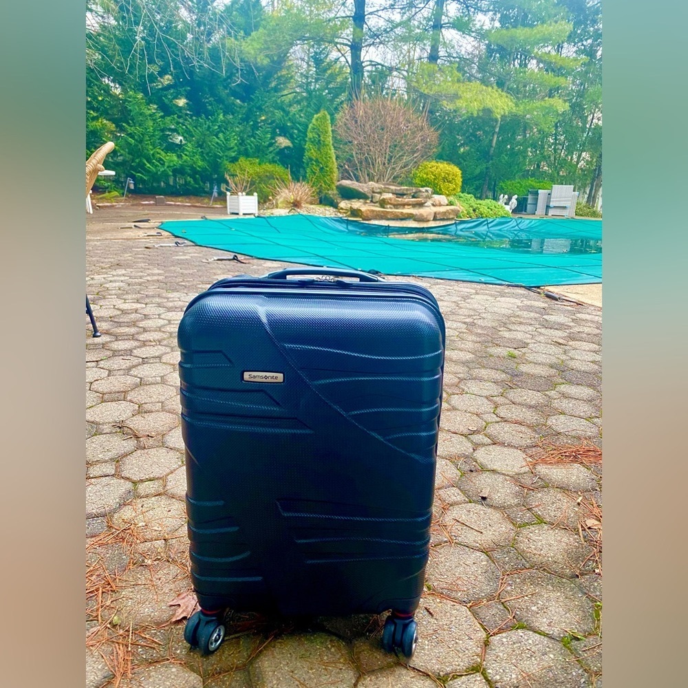 Samsonite Omni PC Hardside Expandable Carry-ON with Spinner Wheels, Black, 20''